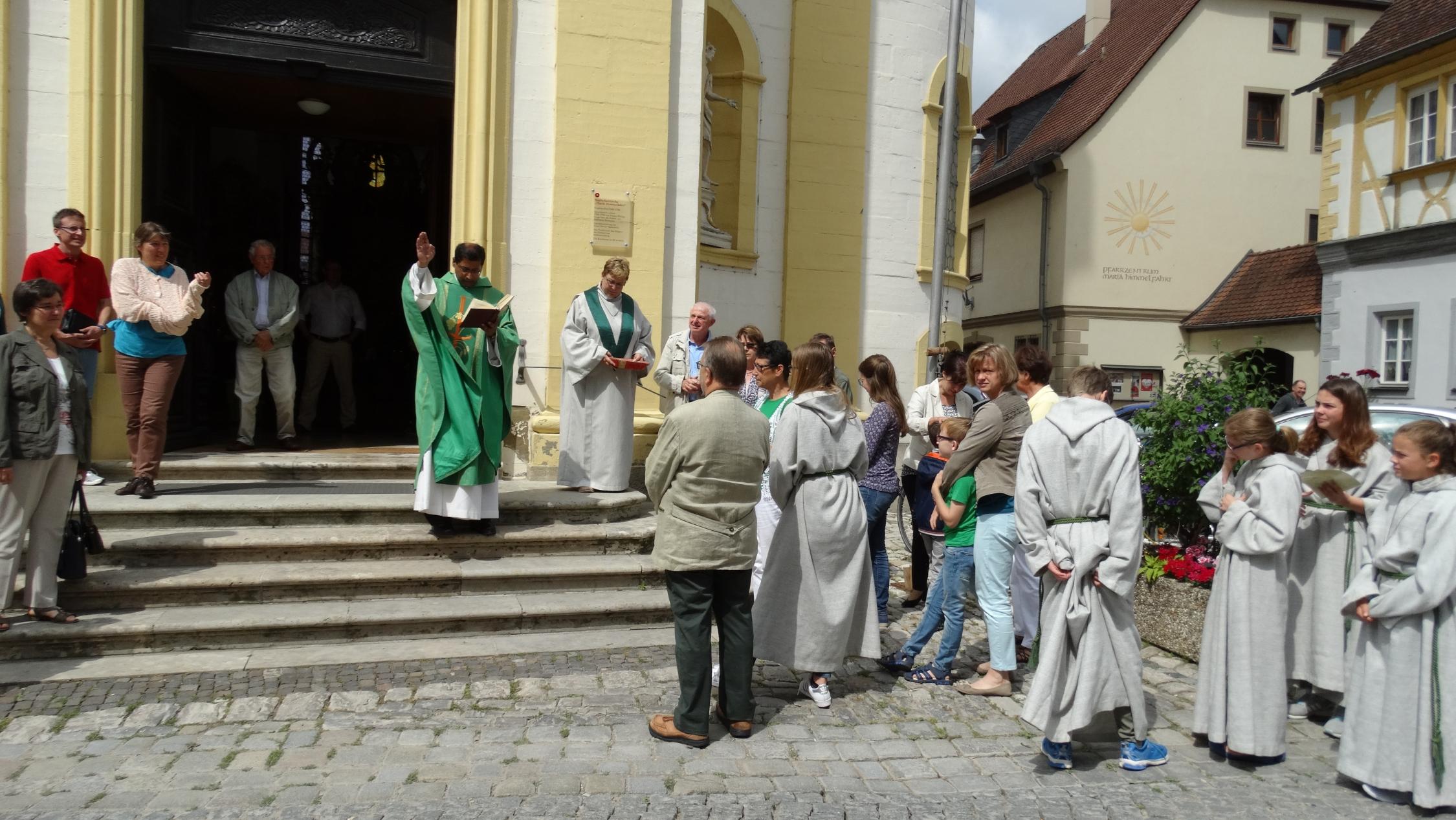 Dank an Minis für langährigen Dienst – Fahrzeugsegnung