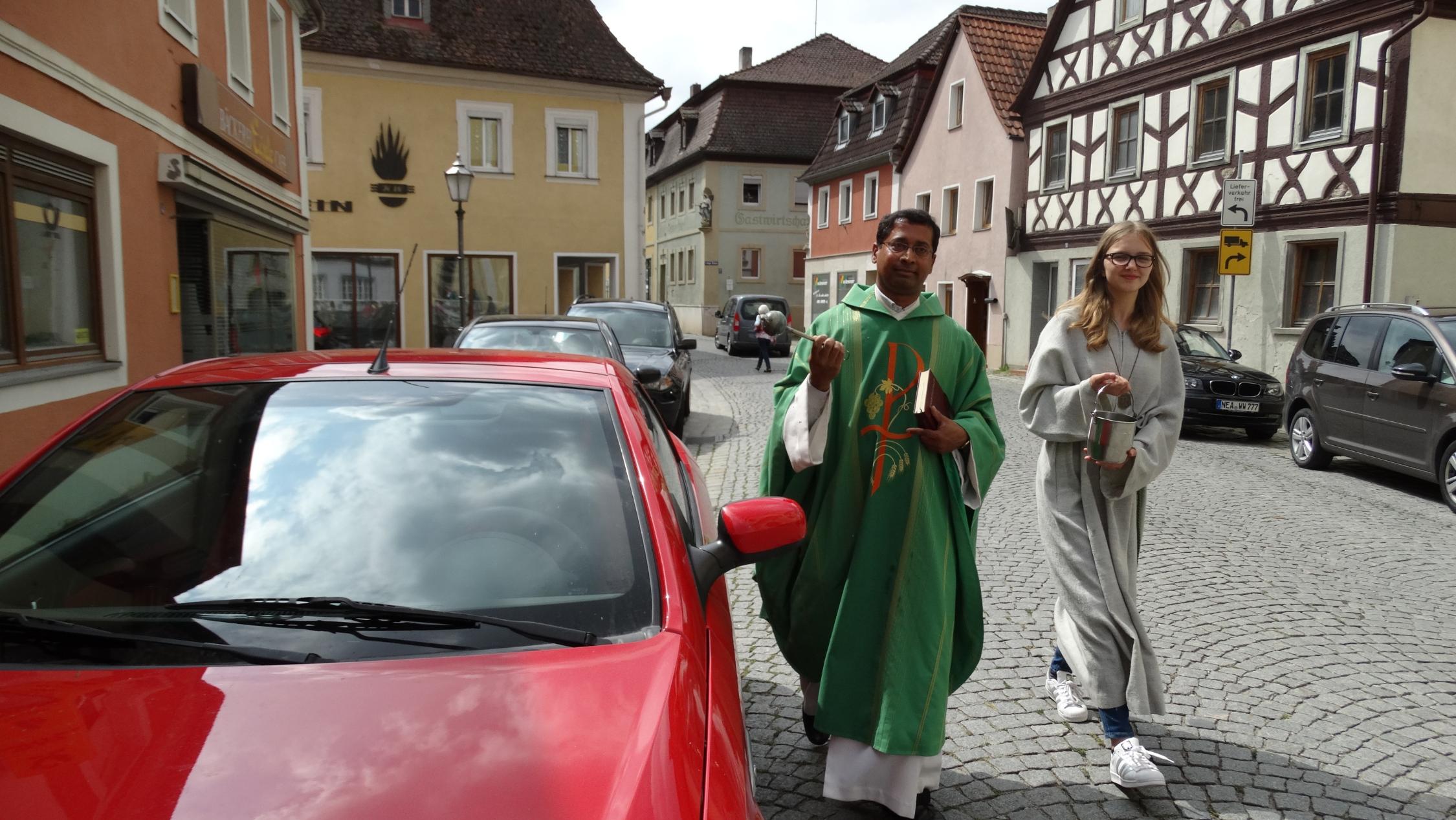 Dank an Minis für langährigen Dienst – Fahrzeugsegnung
