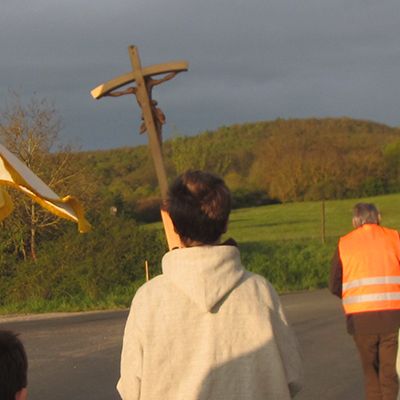 Slider mit einem Bild von einer Wallfahrt mit den Fahnenträgern und dem Kreuzträger der Ministranten